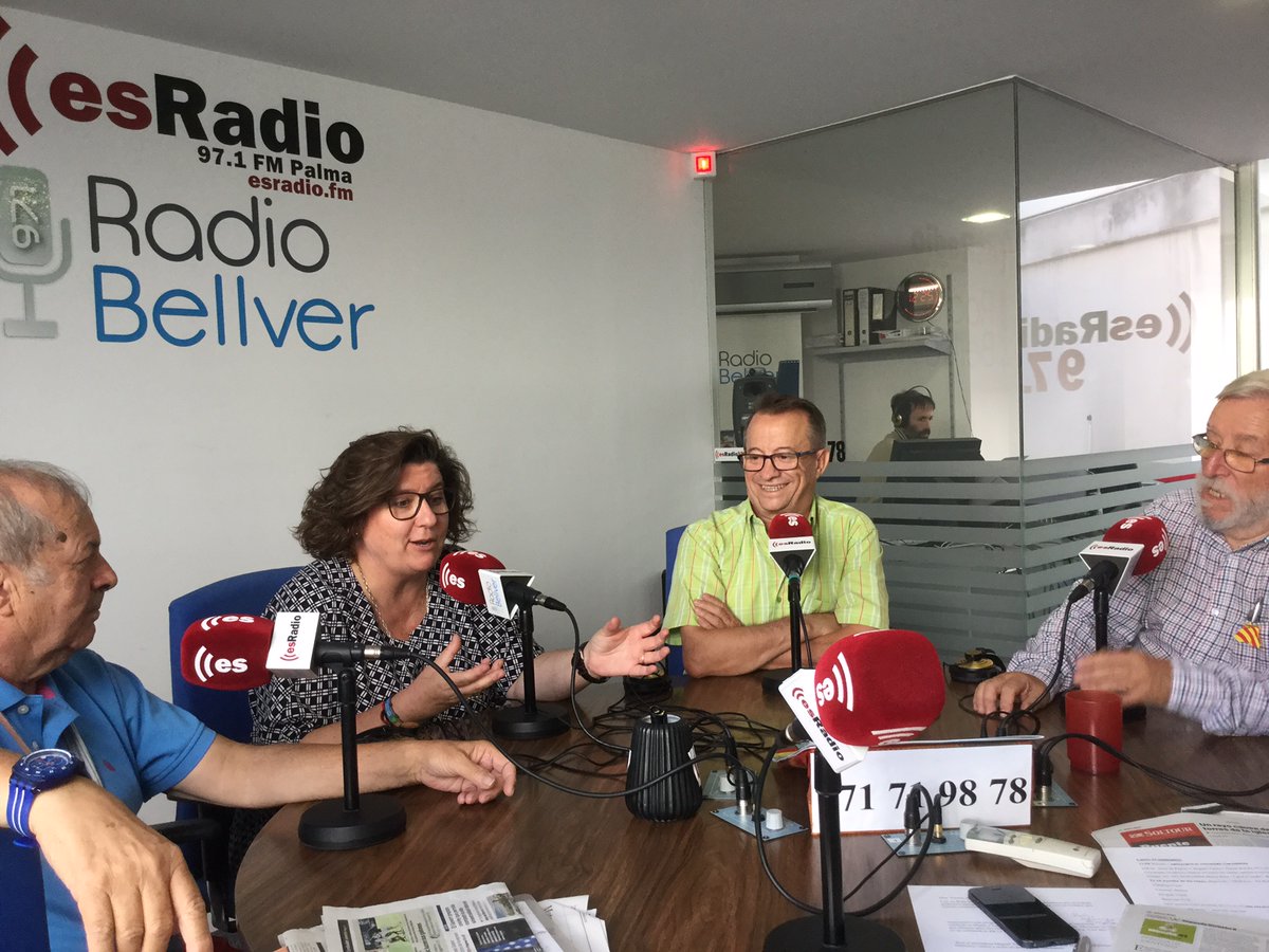 esRadioBaleares's tweet image. Esta semana termina la temporada más extraña de todos los tiempos en 'Es la mañana de Baleares', con sus grandes e inigualables colaboradores. Empezando con la tertulia de los lunes, con #LBravo, #MVidal, #SColl y #CCirer ivoox.com/despedida-temp…
