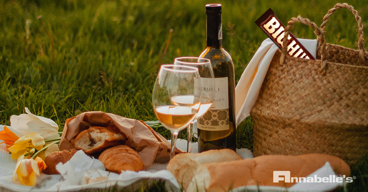 BigHunkBar's tweet photo. A romantic picnic with your Big Hunk https://t.co/FPKCgybgL6