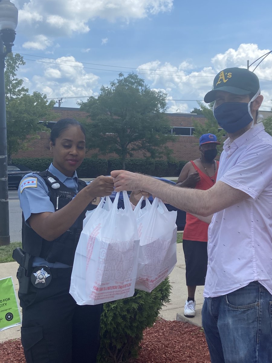 ChicagoCAPS03's tweet photo. Each Sunday afternoon YWCA distributes free meals to the community (6600 S. Cottage Grove). Thank you Brian Start, Director for your food donation on yesterday for a family in need. #3rdDistrict #PositivePoliceInteraction #TogetherWeCan https://t.co/iOZHOwc2k5