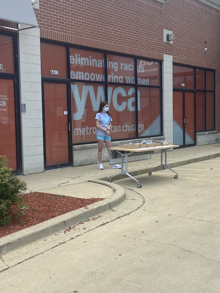 ChicagoCAPS03's tweet photo. Each Sunday afternoon YWCA distributes free meals to the community (6600 S. Cottage Grove). Thank you Brian Start, Director for your food donation on yesterday for a family in need. #3rdDistrict #PositivePoliceInteraction #TogetherWeCan https://t.co/iOZHOwc2k5