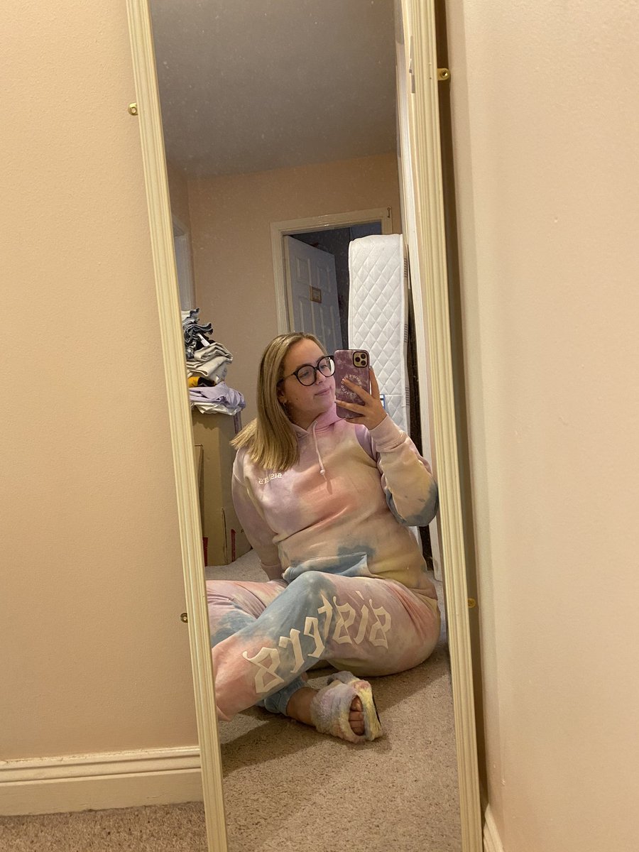 swiftlyrussell's tweet image. Got the best delivery today 🥺 So happy to finally have it in my hands, it was so worth the wait 💜 You killed it as always @jamescharles, I’m obsessed 👏🏼