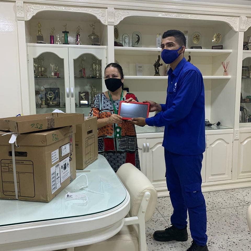 NormalSuperBaq's tweet photo. #Felices!!!
Hoy el @Ministerio_TIC  en cabeza de la ministra @karenabudi nos hizo entrega de unas tabletas para la sala de informática de nuestra #ENSDB #Sede3 
#GraciasTotales https://t.co/YuaIrGmS3F