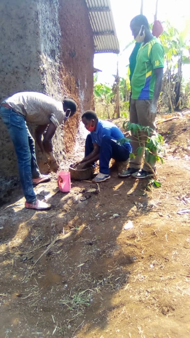 KaremboYouth's tweet image. 26/07/2020

#karemboyouthvolunteers
Twatanze umusanzu wo kubakira umuturage w' akagari k' Akaziba utuye ahazwi nko ku #Iperu 
@NgomaDistrict 
@RwandaYouthVol1 volunteers