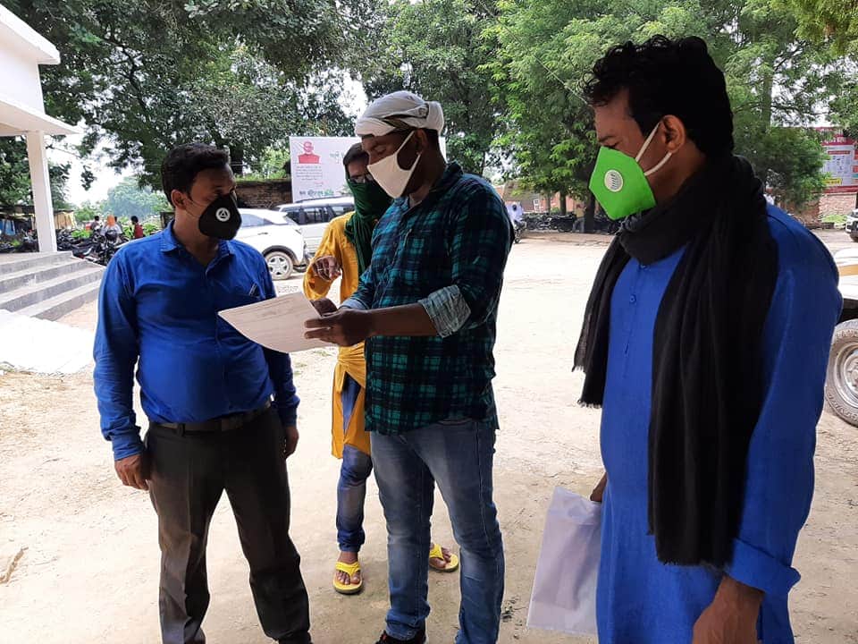 AimimGhazipur's tweet photo. आज गाजीपुर जिले में बहादुरगंज, सदर,जमानिया में बकरीद के त्योहार को लेकर पत्रक दिया गया है,जहाँ पर जिलाध्यक्ष अबुल जफर खां, नौशाद खां युथ अध्यक्ष, डॉ आदिल जिलामहासचिव वसीम रहबर और भी टीम के लोगो ने पत्रक दिया। https://t.co/aadpMKPpxA