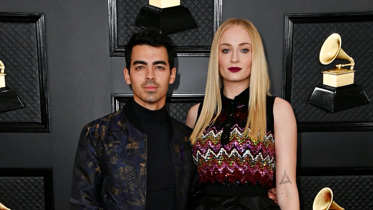 HugoGloss's tweet photo. NASCEU! De acordo com o TMZ, Sophie Turner deu à luz sua primeira filha com Joe Jonas na última quarta-feira, 22 de julho, em Los Angeles! O site ainda revelou que a bebê se chama Willa. Princesa do Norte e da música! Felicidades ao casal e à baby Turner-Jonas! (📷: Getty) https://t.co/vo1VKCDnjm
