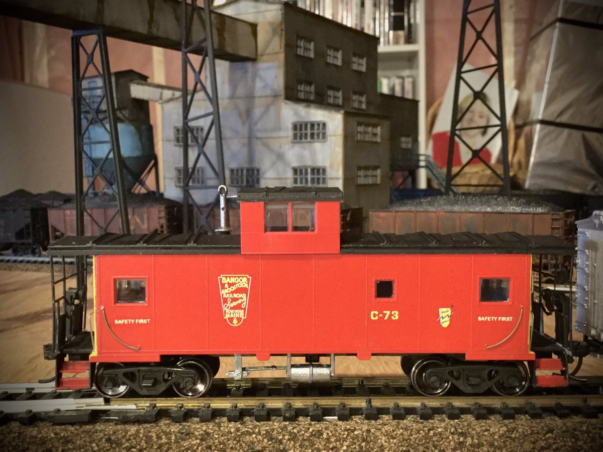 MattWest_S4's tweet photo. I custom painted this caboose in #BAR #BangorAndAroostook livery. I realize that the caboose is not prototypical for the line, but no one seems to make the correct build. #HO #modelrailway #TruColor #HighBallGraphics https://t.co/ovQ46jFbGw