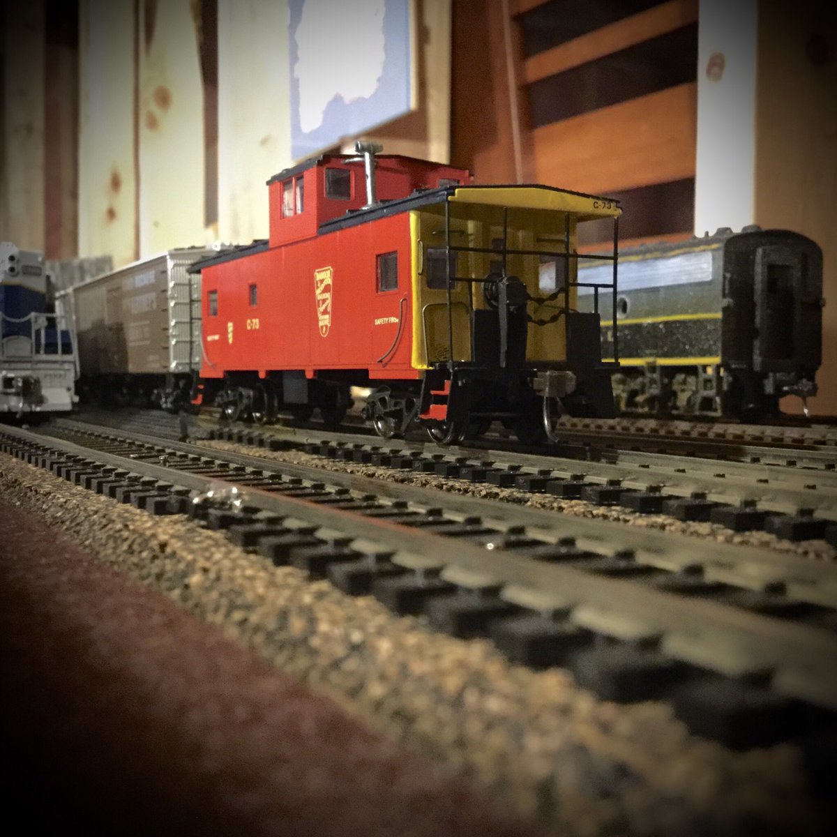 MattWest_S4's tweet photo. I custom painted this caboose in #BAR #BangorAndAroostook livery. I realize that the caboose is not prototypical for the line, but no one seems to make the correct build. #HO #modelrailway #TruColor #HighBallGraphics https://t.co/ovQ46jFbGw