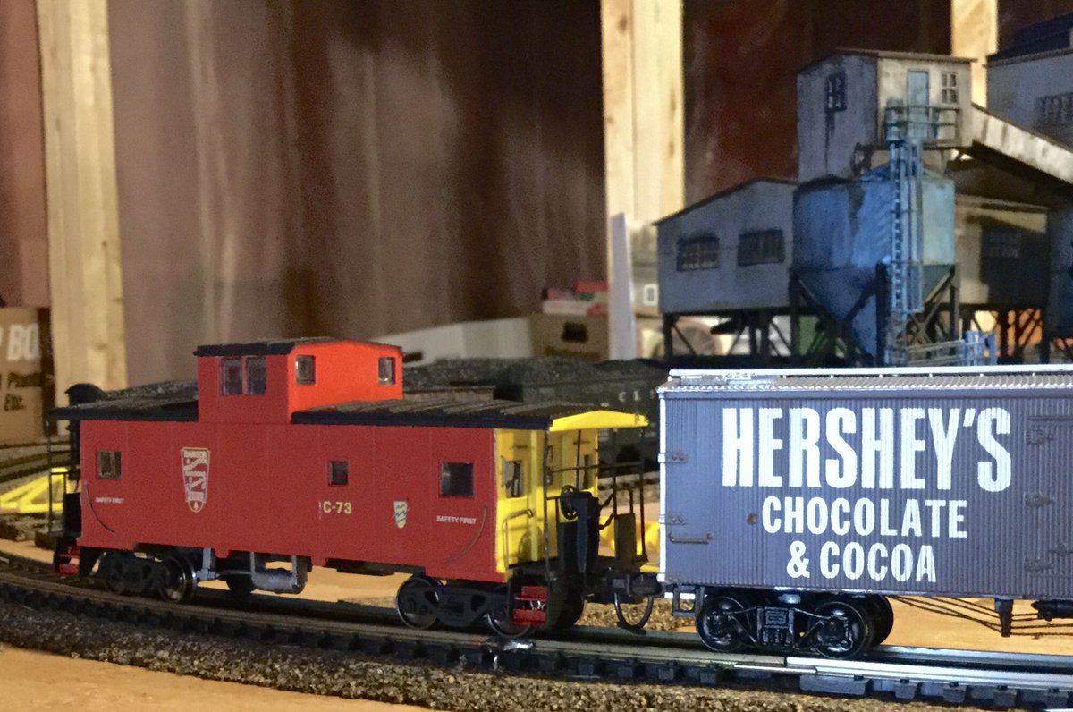 MattWest_S4's tweet photo. I custom painted this caboose in #BAR #BangorAndAroostook livery. I realize that the caboose is not prototypical for the line, but no one seems to make the correct build. #HO #modelrailway #TruColor #HighBallGraphics https://t.co/ovQ46jFbGw