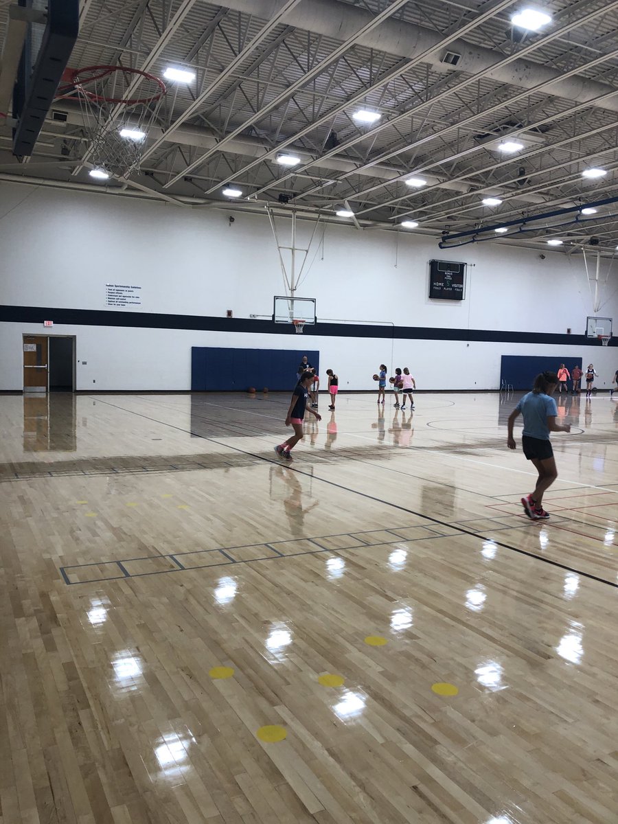 Coach_D_Lawler's tweet photo. First day of @hudwbb youth camp! Glad to get some girls in the gym working skills! Appreciate those that were able to come under these circumstances! #finallysomehoops!
#HCER! #HUDBUCKETS! https://t.co/MJ1RKsNenP