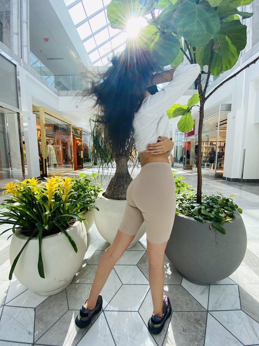 therealcortneyd's tweet photo. Waist on slim slim 🔥 #model #models #bighair #fashionnova #Yeezy #beautiful #beauty https://t.co/NkxsNwsZdv