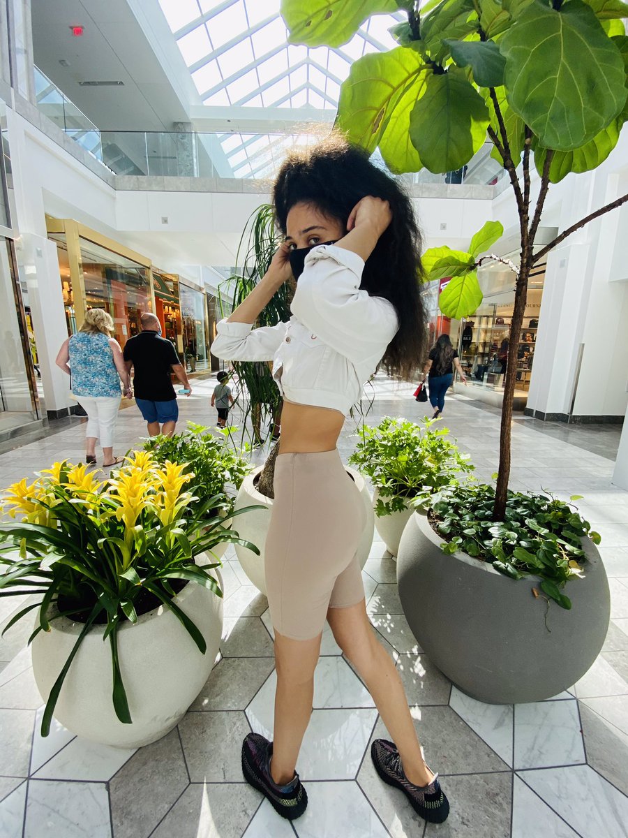 therealcortneyd's tweet photo. Waist on slim slim 🔥 #model #models #bighair #fashionnova #Yeezy #beautiful #beauty https://t.co/NkxsNwsZdv