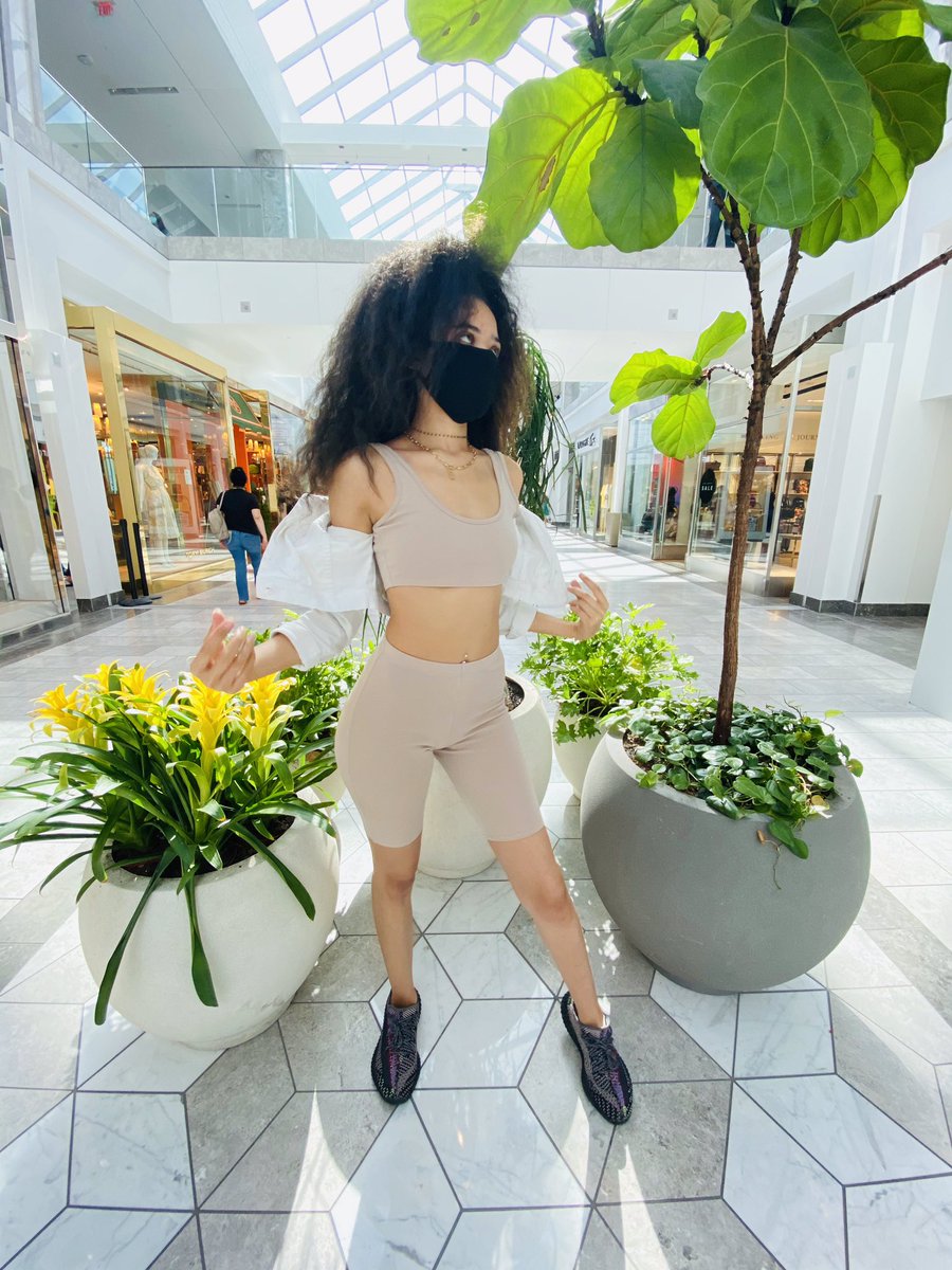 therealcortneyd's tweet photo. Waist on slim slim 🔥 #model #models #bighair #fashionnova #Yeezy #beautiful #beauty https://t.co/NkxsNwsZdv