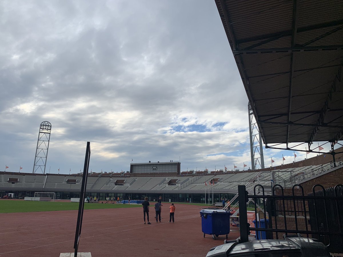 Naast onderzoek doen over sport, houd ik van zelf sporten! Van tennissen tot skiën en watersporter als beginnend kiter. Maar hardlopen is mijn hoofdsport en vandaag staat staat er een interval training bij <a href="/PhanosAmsterdam/">Phanos</a> in dit fantastische stadion op het programma.