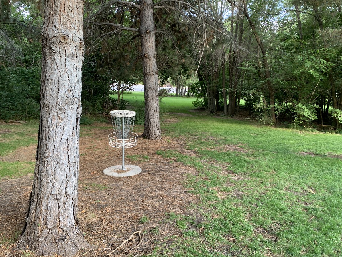 UT_DiscGG's tweet photo. Am I the only one that feels the small local/city park courses, even though not over challenging, are fun and fast and a good way to boost your confidence with easy ways to get par or better on a course? #discgolf #utahdiscgolf #bogeysaredumb #quickround #practice #throwindiscs https://t.co/I0NeseByt7