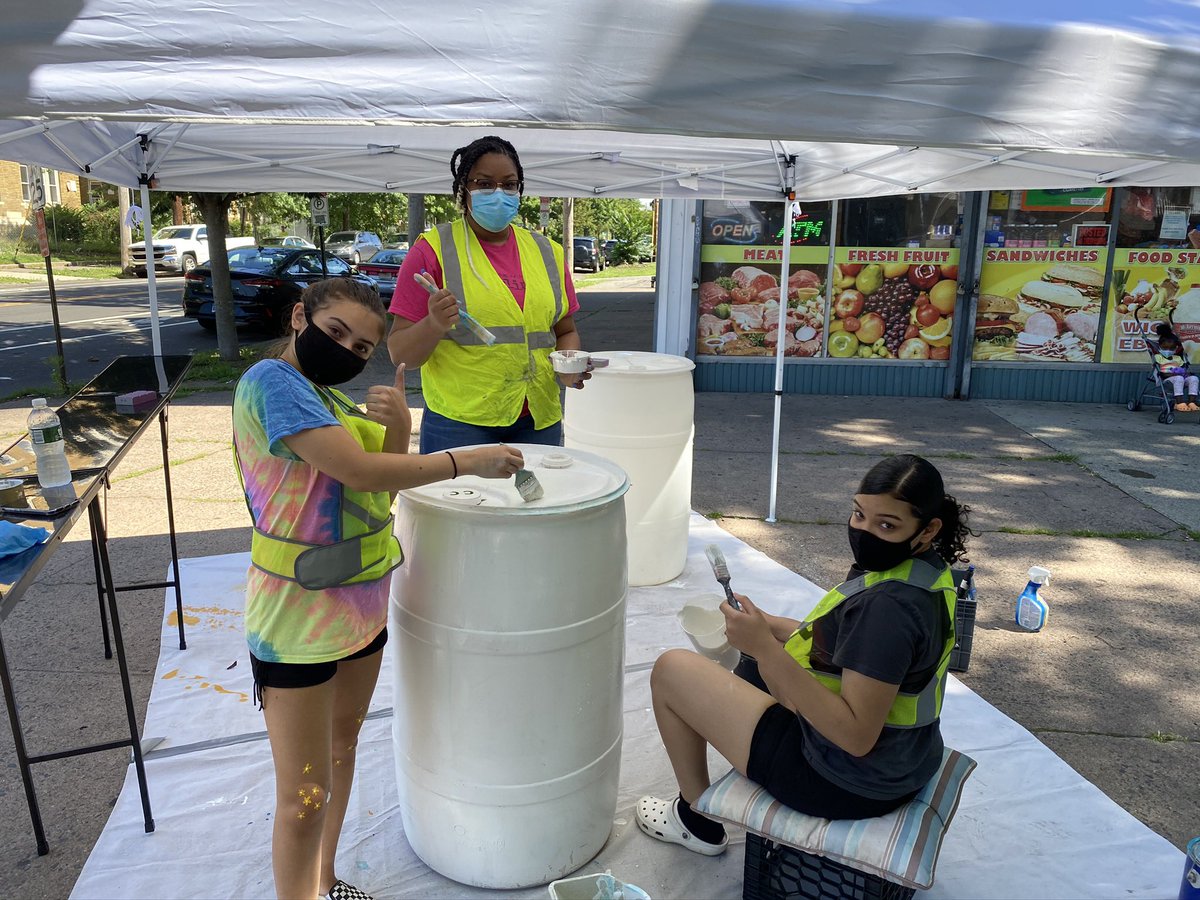 RunoffART's tweet photo. A win for you and a win for the environment! Some of the benefits of using #rainbarrels are:
- It keeps the water
- You are saving money on water
- Water isn’t wasted and is available to water the lawn, garden or indoor plants. https://t.co/byXLaCEt85