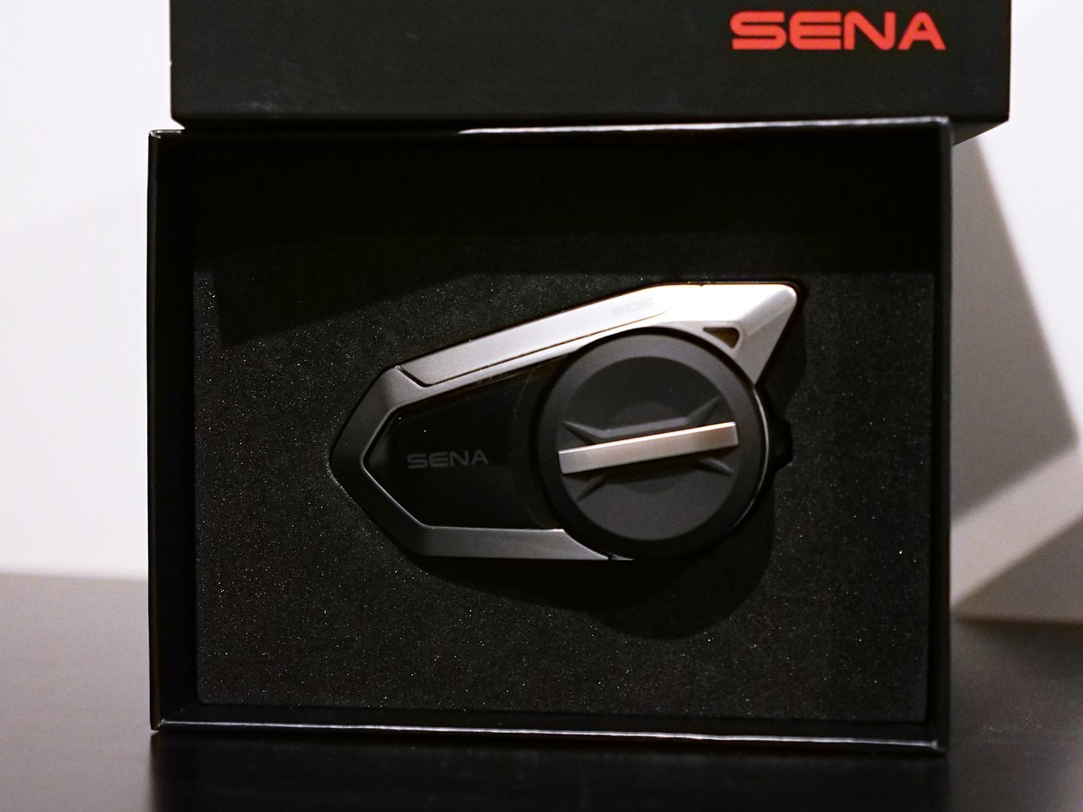 MotardAdventure's tweet photo. Les dernières nouveautés Sena 50S et 50R sont arrivées entre nos mains pour vous proposer un essai complet de ces deux unités 🙂
Ils représentent le segment haut de gamme de la marque, incorporant les technologies de pairage Mesh 2.0 et le Bluetooth 5.0 👌

cc @SenaBluetoothFR https://t.co/IGnLl5dalD