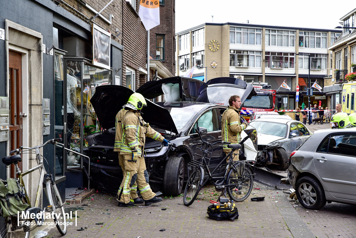 JCOviedo6's tweet image. &quot;After ramming two cars and a planter, the vehicle came to a stop against the façade of a shop. Police have seized the Tesla and are investigating further, the other vehicles have been towed by a salvager. The damage to the three vehicles and the store is extensive.&quot;