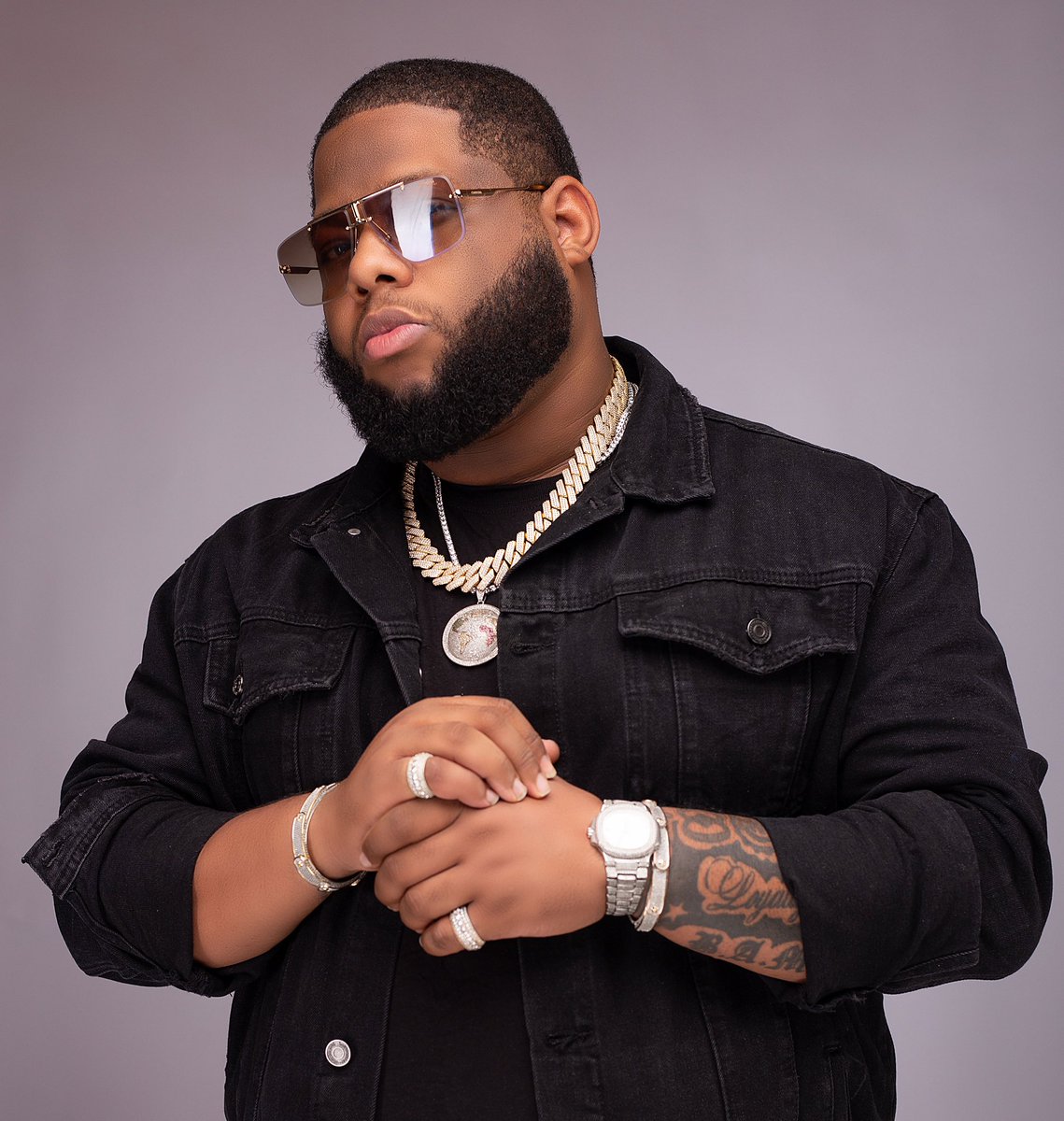DBLACKGH's tweet photo. Giving away 10 sneakers for the guys on #TeamDBlack this weekend !! 5 of my own rocked a few times that I’ll autograph and 5 brand new ones !!! Jump on my Instagram live at 10pm 🇬🇭 time this Wednesday #DBlackIgLiveGiveaway #BamNation https://t.co/6EqLtbUwkC