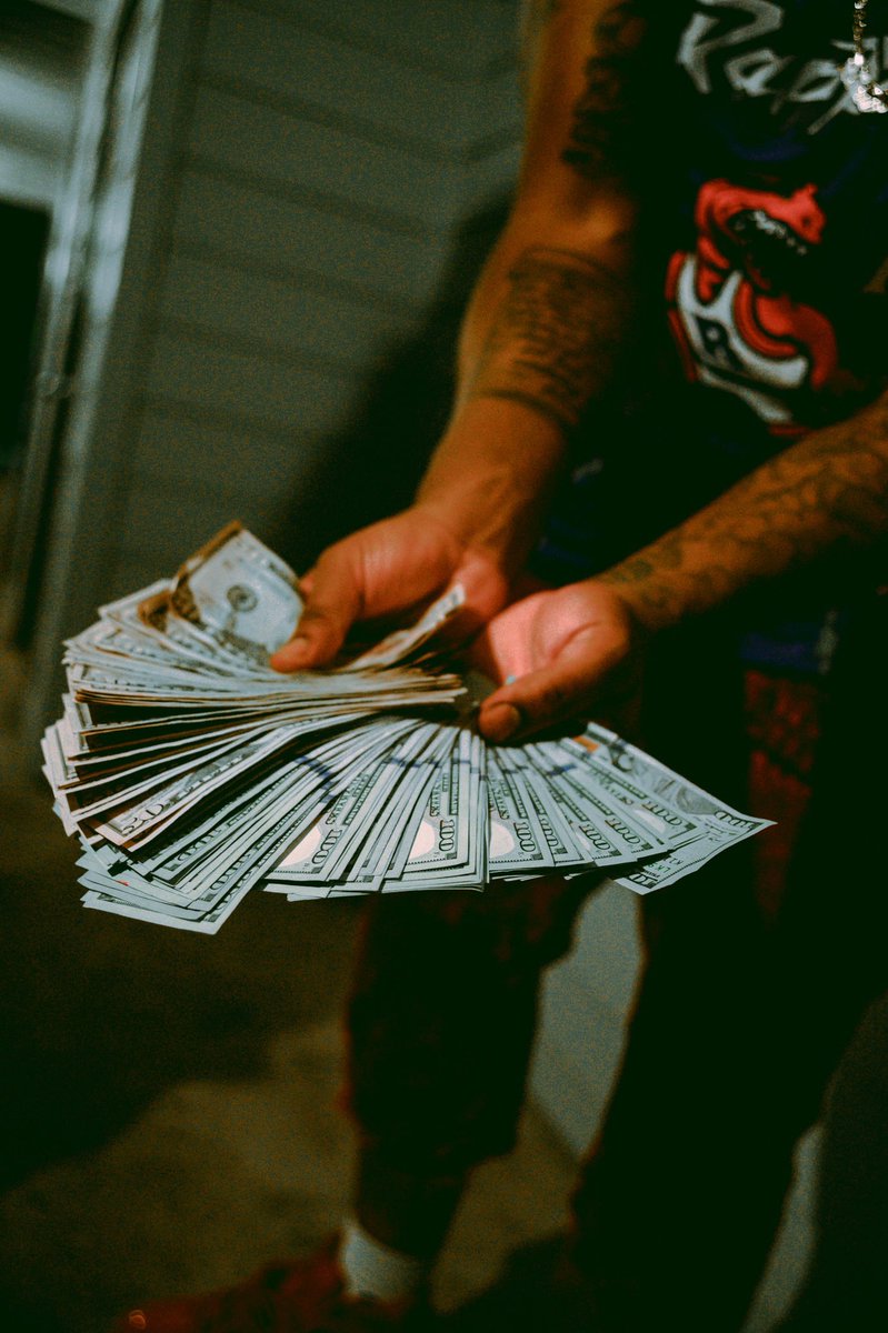 baribandz___'s tweet photo. This ain’t no prop money. My team eating I promise you @CharlieGtb5 better tell them to get ready cause iMOB moving up the ladder. #AlwaysOnSome✈️Shit #YouKnowItsⓂ️⭕️🅱️🩸 https://t.co/WPOLUZzC25