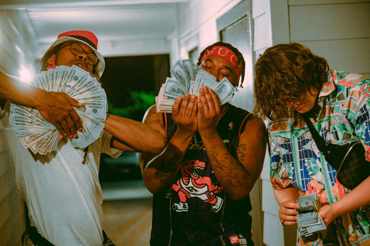 baribandz___'s tweet photo. This ain’t no prop money. My team eating I promise you @CharlieGtb5 better tell them to get ready cause iMOB moving up the ladder. #AlwaysOnSome✈️Shit #YouKnowItsⓂ️⭕️🅱️🩸 https://t.co/WPOLUZzC25