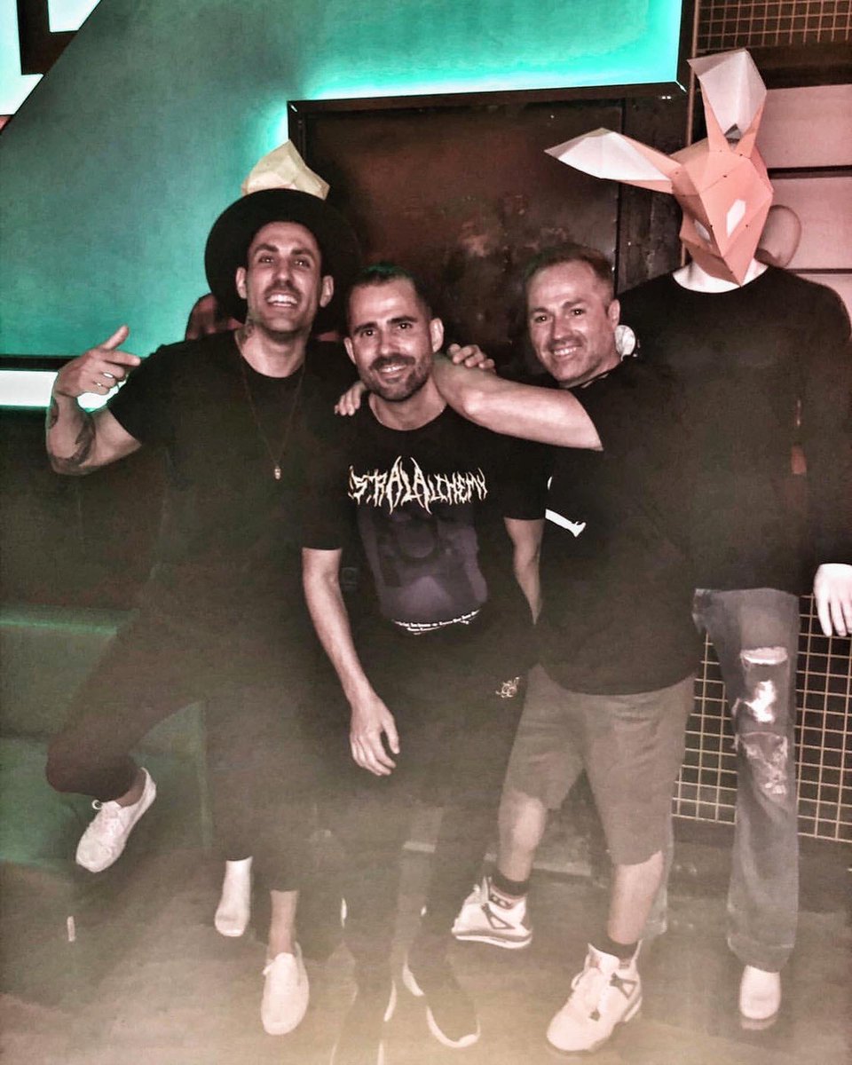 SOMOS TIOS SERIOS😉
Que bueno veros de nuevo <a href="/albertneve/">Albert Neve</a> y <a href="/djabelramos/">Abel Ramos</a>. Aunque no podamos cambiar el mundo, por lo menos intentaremos pasarlo en grande.
………………
#spaceelephants #albertneve #abelramos #rubenthrax #reencuentros #valencia #djstyle #music #fuckcovid19