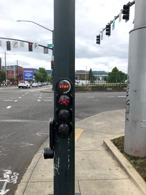 First Dutch style countdown light approved by the Federal Highway Administration installed at N Broadway and Williams in Portland, OR.