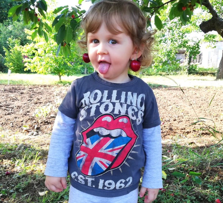 StudexMe's tweet image. Congratulations to this cute Rock'n'Roller, R. Boróka Hangának, one of the winners of our “Earrings for Little Heroes” photo/drawing contest! Participate: earpiercing.biz/studex-contest… 
#studex #studexsystem75 #sensitiveforkids #littleheroes #littleheroines #earpiercing #earrings