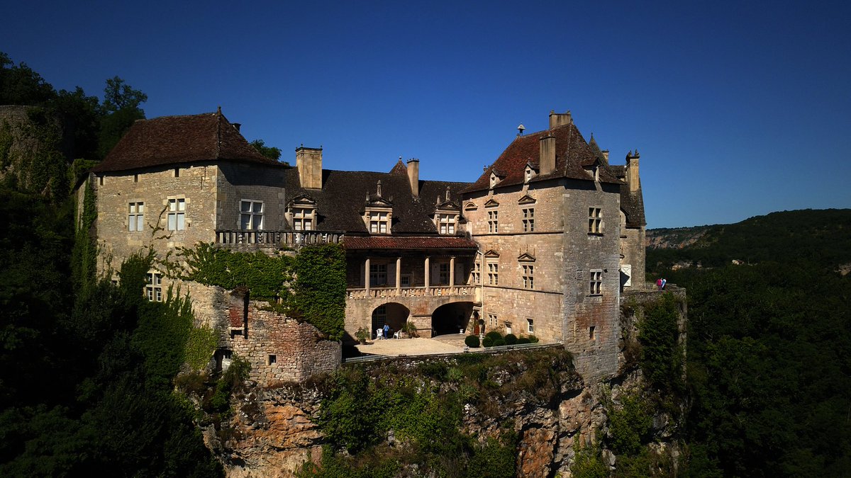 Vue imprenable depuis la galerie et la terrasse du château  de Cénevières.  Visites régulières sous protz tion covid19