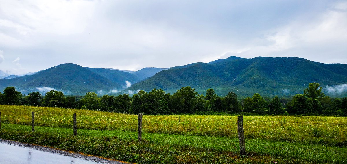 Missing the Tennessee Mountains! This world is beautiful and covid can not stop it's beauty! #mountains #MondayMood #Smokeymountains #Tennessee #ThePhotoHour @LensAreLive #photography @EarthandClouds @FotoRshot