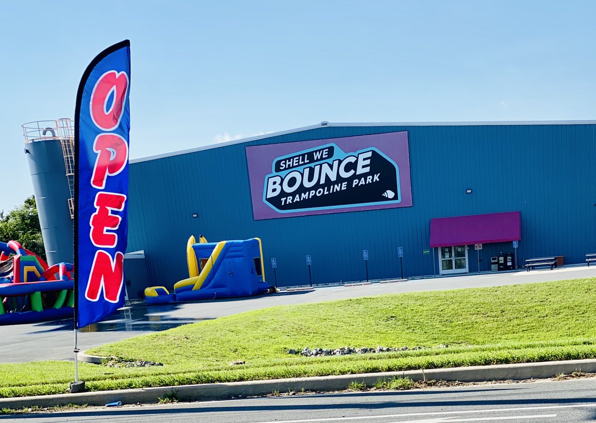 ShellWeBounce's tweet photo. Open everyday for family fun!  Included with regular admission to the trampoline park is unlimited use of the bounce houses outside for the day!  No reservations necessary!  Come bounce with us! https://t.co/KQ4J6vLw7r