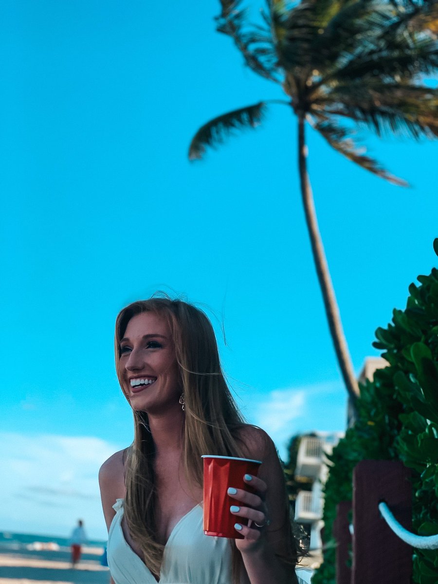 Alexis__Tiller's tweet photo. Alexa, play summer nights 🤟🏼🎶 #TakeMeBackAlready #mondaymoods https://t.co/1QsyidYjWh