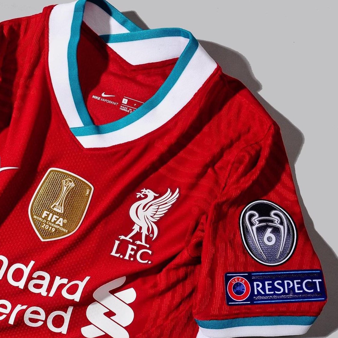 WeArePLeague's tweet photo. • Liverpool 

É esperado que a nova coleção seja apresentada na próxima 3a feira dia 4/8.

A New Balance atual fornecedora havia negociado uma extensão até o final da temporada quando a Nike vai assumir o fornecimento de todo material esportivo.

#LFCchampions 

#YNWA 

#WAPL https://t.co/fz1dNSI7XK