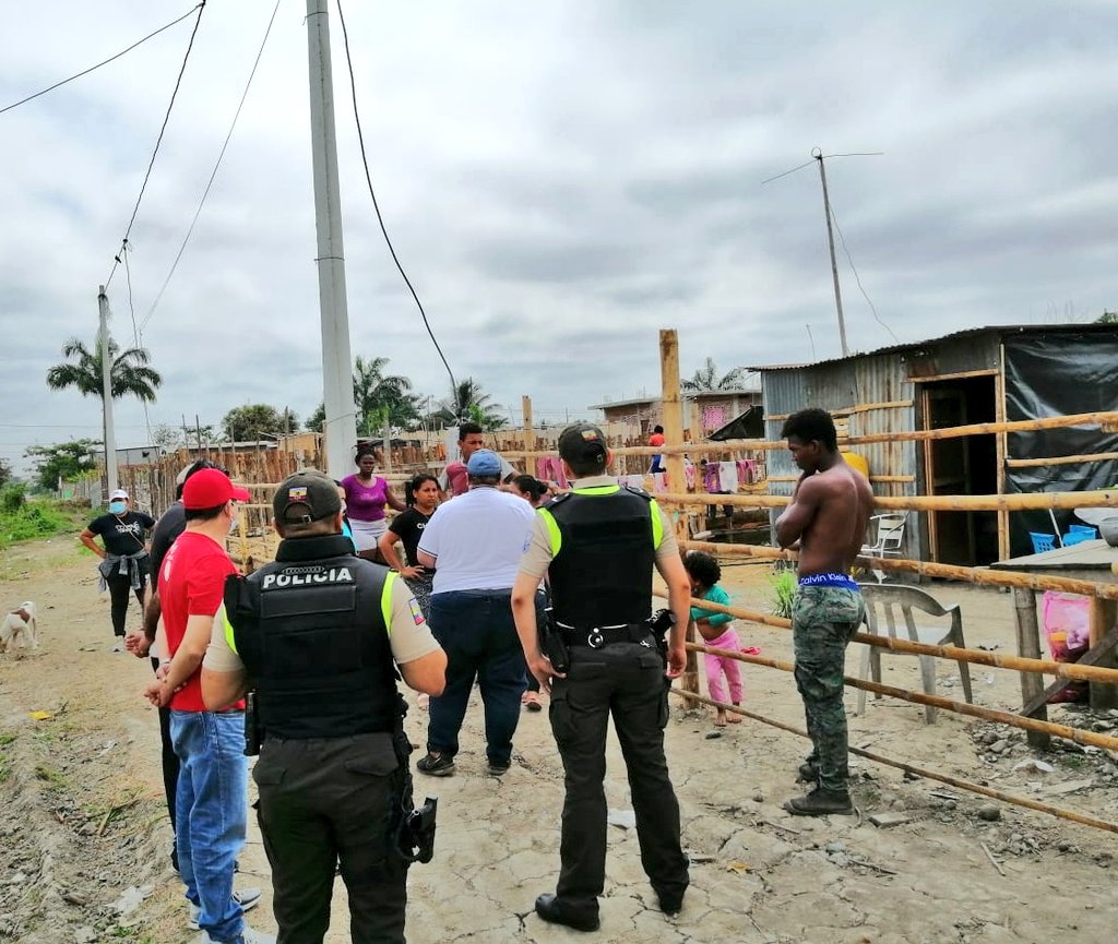 JuanBernardoL's tweet photo. #Milagro | En la ciudadela #Dager atendimos conflicto por invasión de terreno, ambas partes acordaron realizar mediación para dar solución a su conflicto @Lenin @munozmalejandra @VeronikArevalo @GoberdelGuayas https://t.co/IA5lRLKMez