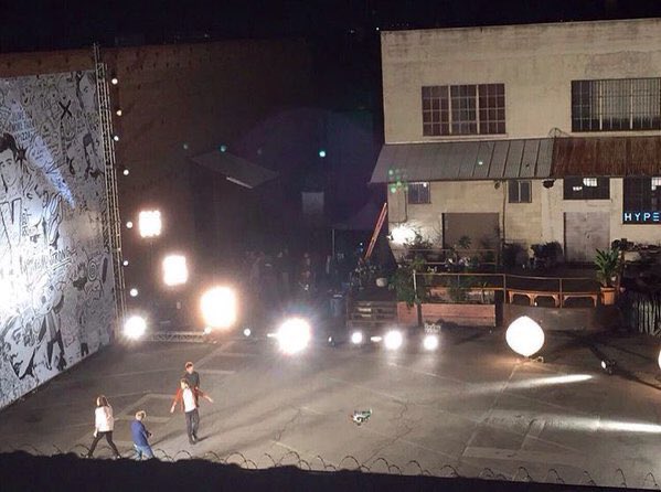 Kim_Ortiz__'s tweet photo. The fandom is now finding out that the wall in the History music video could be covered by something filled with @onedirection fan art for the Infinity MV. We know they have it Why not release it? What’s the point of keeping it? #10YearsOfOneDirection #10YearsOf1D #FreeInfinity https://t.co/HkNnL2PSxF