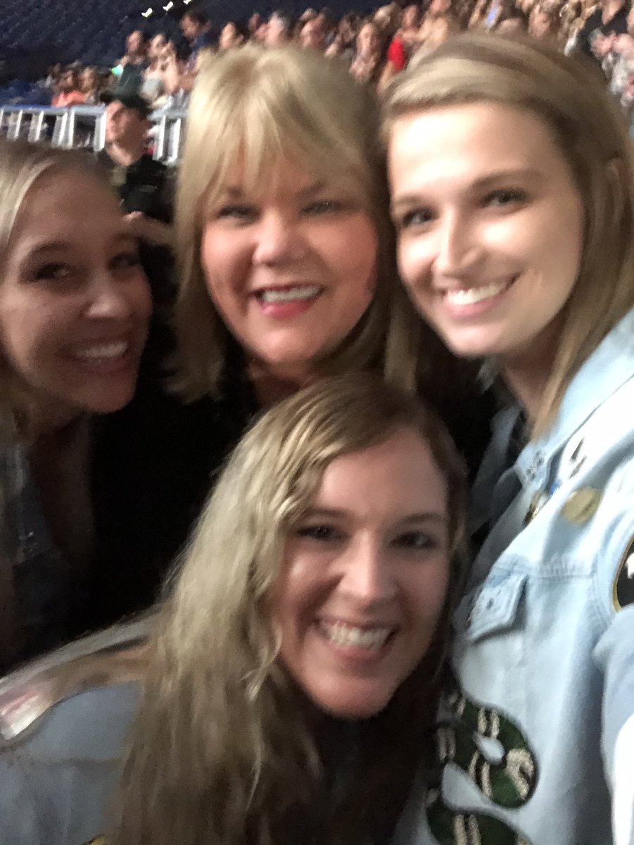 imisssparklin13's tweet photo. We stan momma Swift 💞💗#reptourIndy https://t.co/VbAbq2yESS