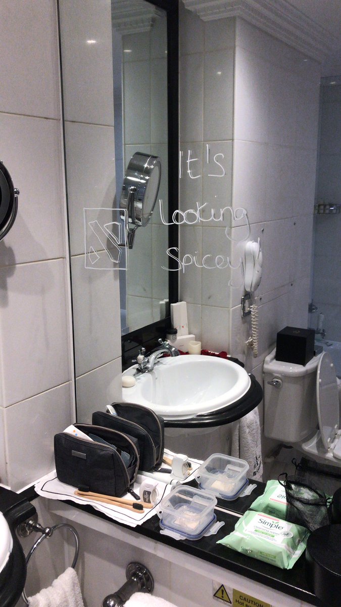 Blitz_DotA's tweet photo. Staying at a hotel and walk in to the restroom to see this Lmfao https://t.co/XYs7cqDR5Y
