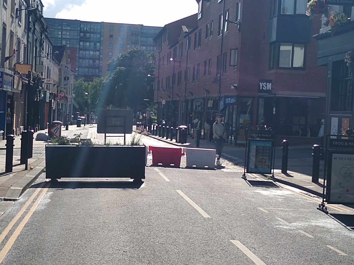 ms_not_miss's tweet photo. If you go through, the exit is blocked by @FrogandParrot A board (no gap at all on left). If you weave around to exit right, you exit into oncoming traffic and cyclists. It really isn't that difficult to do better - this route has got worse in the last 3 months #CycleWalkSCR 4/4 https://t.co/hW9mRgnBPy