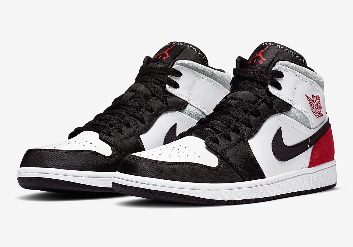 dontsneaknews's tweet photo. Air Jordan 1 Mid SE “Game Royal” dropping tomorrow alongside the “Union Black Toe” on Footlocker UK at 7AM! https://t.co/NNiauWuf4z