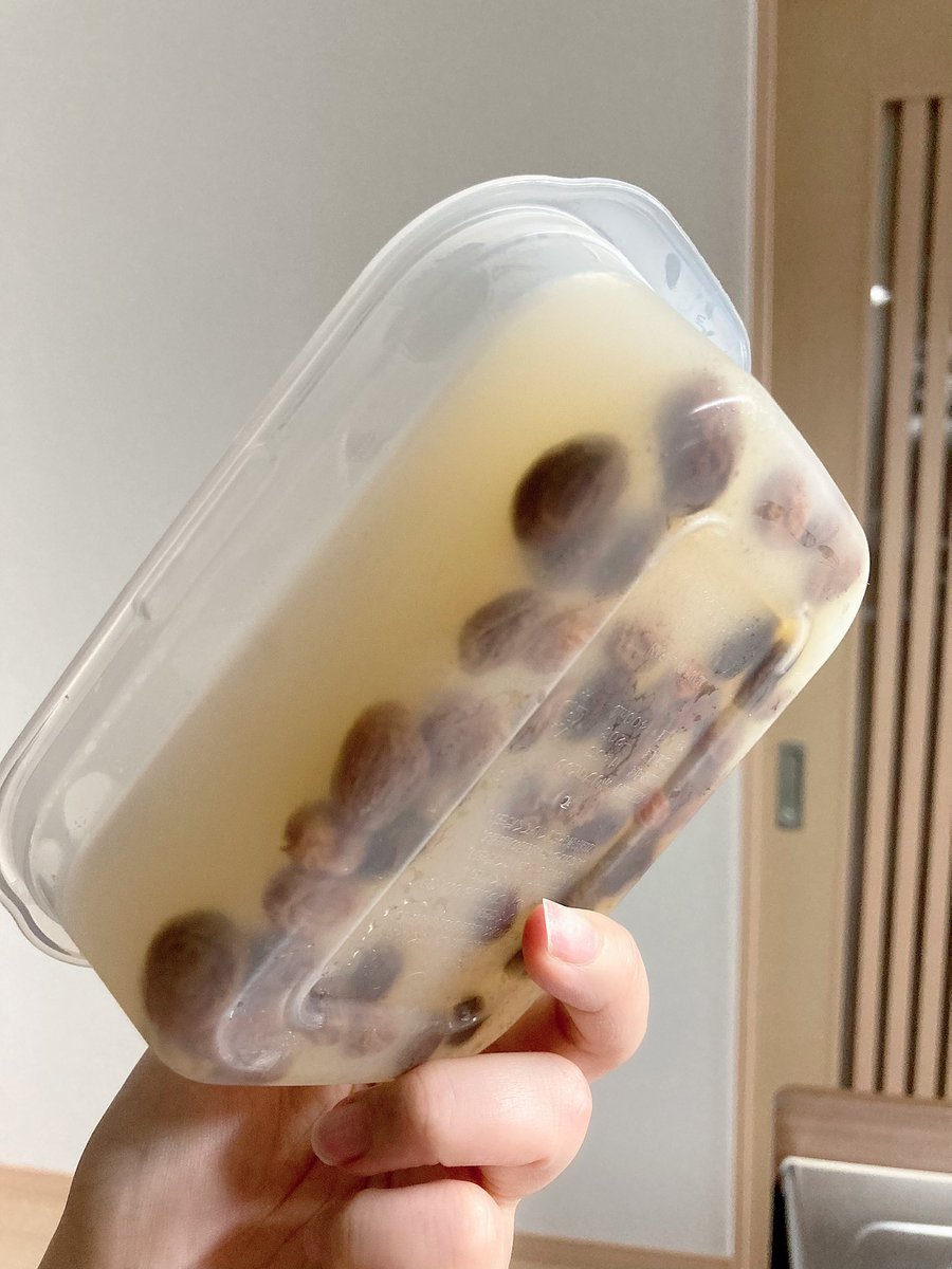 rappri's tweet photo. おはようございます

昨夜の私
「良いこと思いついた！」
「安価でヘルシーなひんやりデザートを作るぞ！」
今朝の私
「子供の頃、田んぼや用水路で見たことあるヤツや……」
#閲覧注意
#寒天にレーズンを入れてみた https://t.co/xVf97FhzGz
