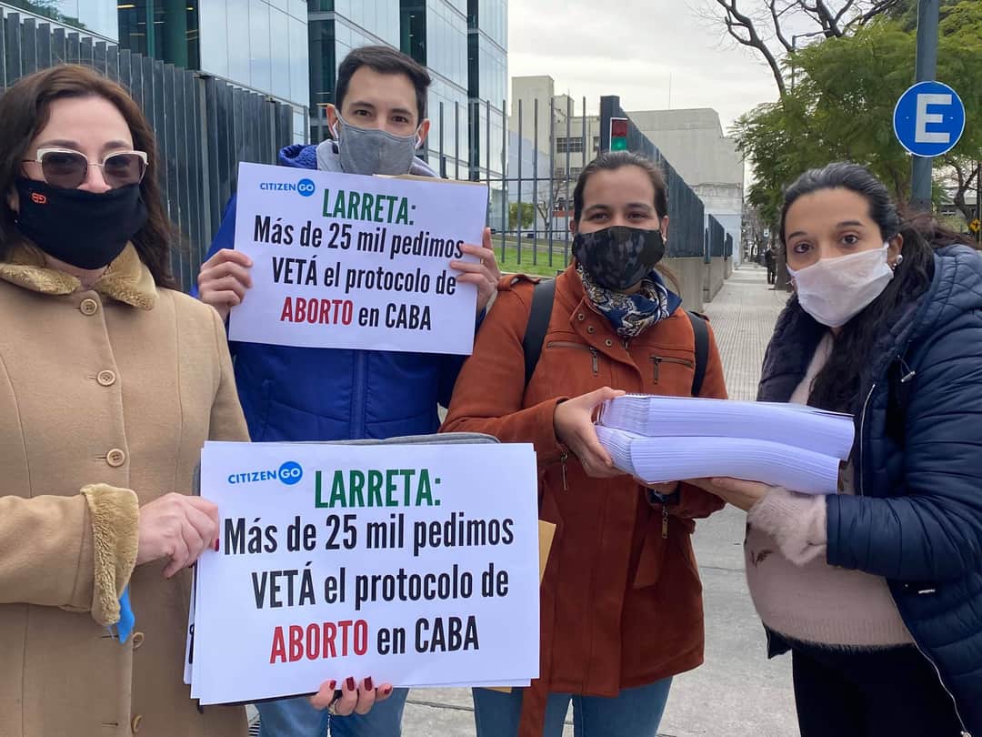 pdc_caba's tweet photo. Hoy acompañamos junto a representantes de 727 organizaciones y casi 50.000  firmas una nota a  @horaciorlarreta  pidiendo #LarretaVetaElProtocolo 
#ProcoloAbortoMata
#JuntosxLaVida https://t.co/M4Ou9XMm5m