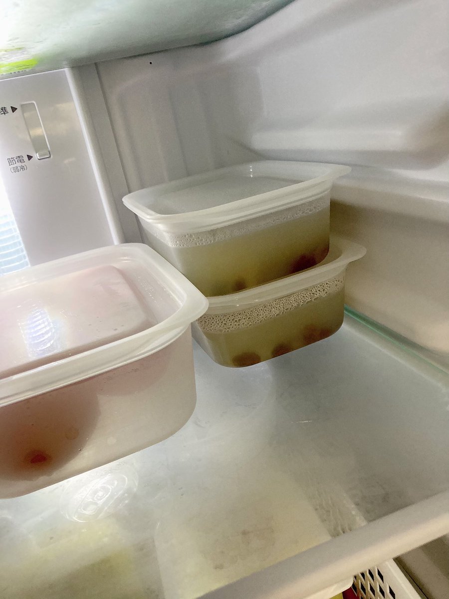 rappri's tweet photo. はりきって作ったので
まだ2パックが冷蔵庫に棲息している
水滴のつき方もなんだかそれっぽい https://t.co/ZyxhidmP2H