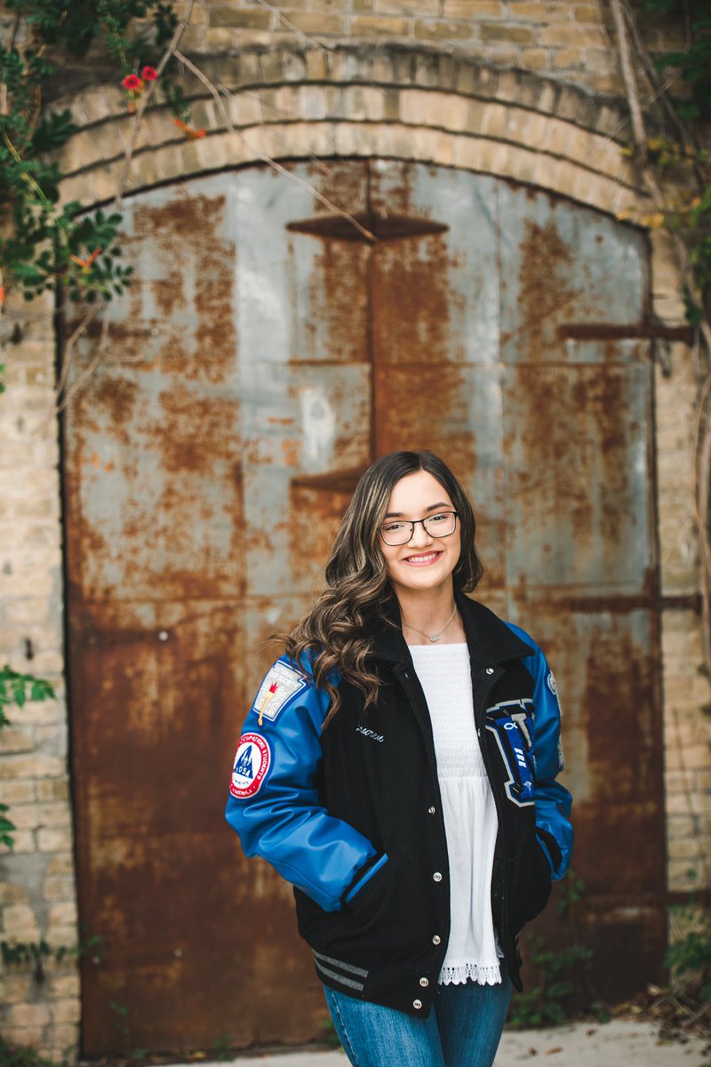 laurdenae's tweet photo. class of twenty twenty babY 🐾 🤍 https://t.co/8wESWFIE95