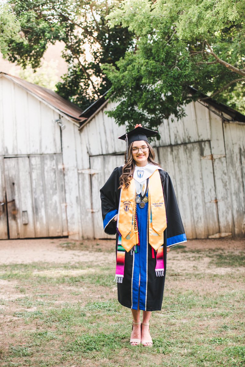 laurdenae's tweet photo. class of twenty twenty babY 🐾 🤍 https://t.co/8wESWFIE95