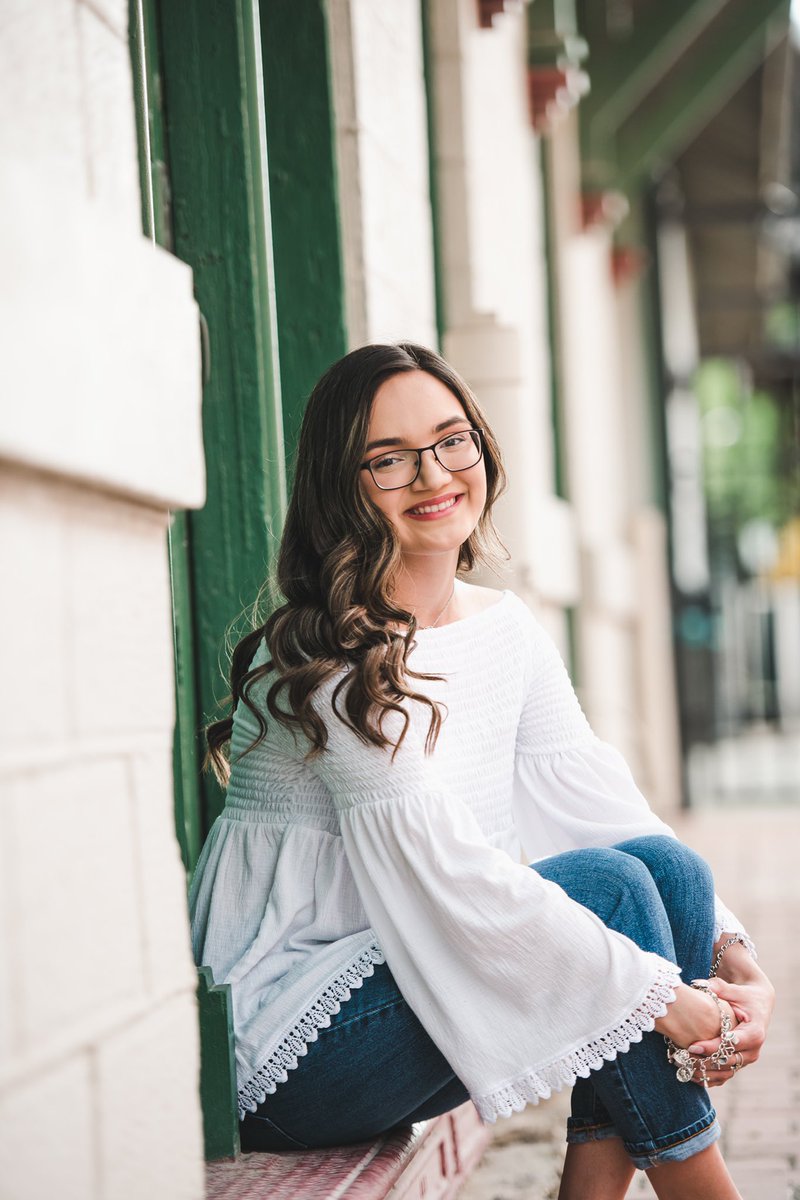 laurdenae's tweet photo. class of twenty twenty babY 🐾 🤍 https://t.co/8wESWFIE95