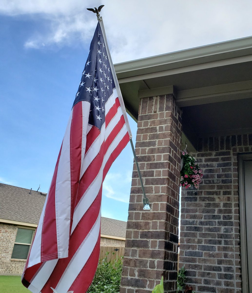 __Awake_'s tweet photo. @X22Report  #FlagsOut #FlagsOutForAmerica #FlagsOut2020 #WWG1WGA https://t.co/ehOFieS3Tj