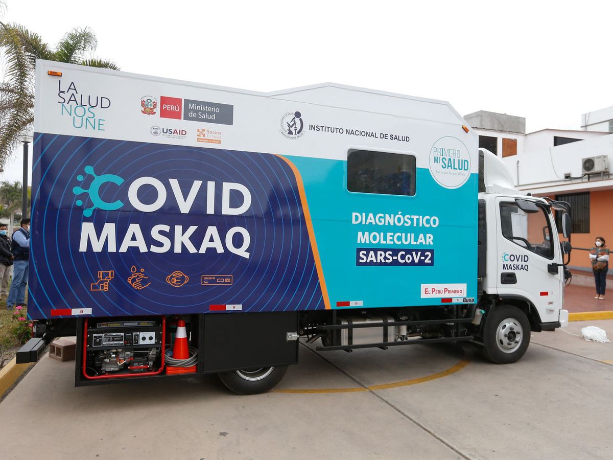 Profesor_HM's tweet photo. El COVID Maskaq es un laboratorio móvil diseñado para el diagnóstico molecular del virus SARS-CoV-2, causante de la COVID-19. Los resultados del análisis son ingresados al sistema Netlab 2, permitiendo al usuario su visualización directa a través de la página web del INS. https://t.co/PkK9J4zfS0