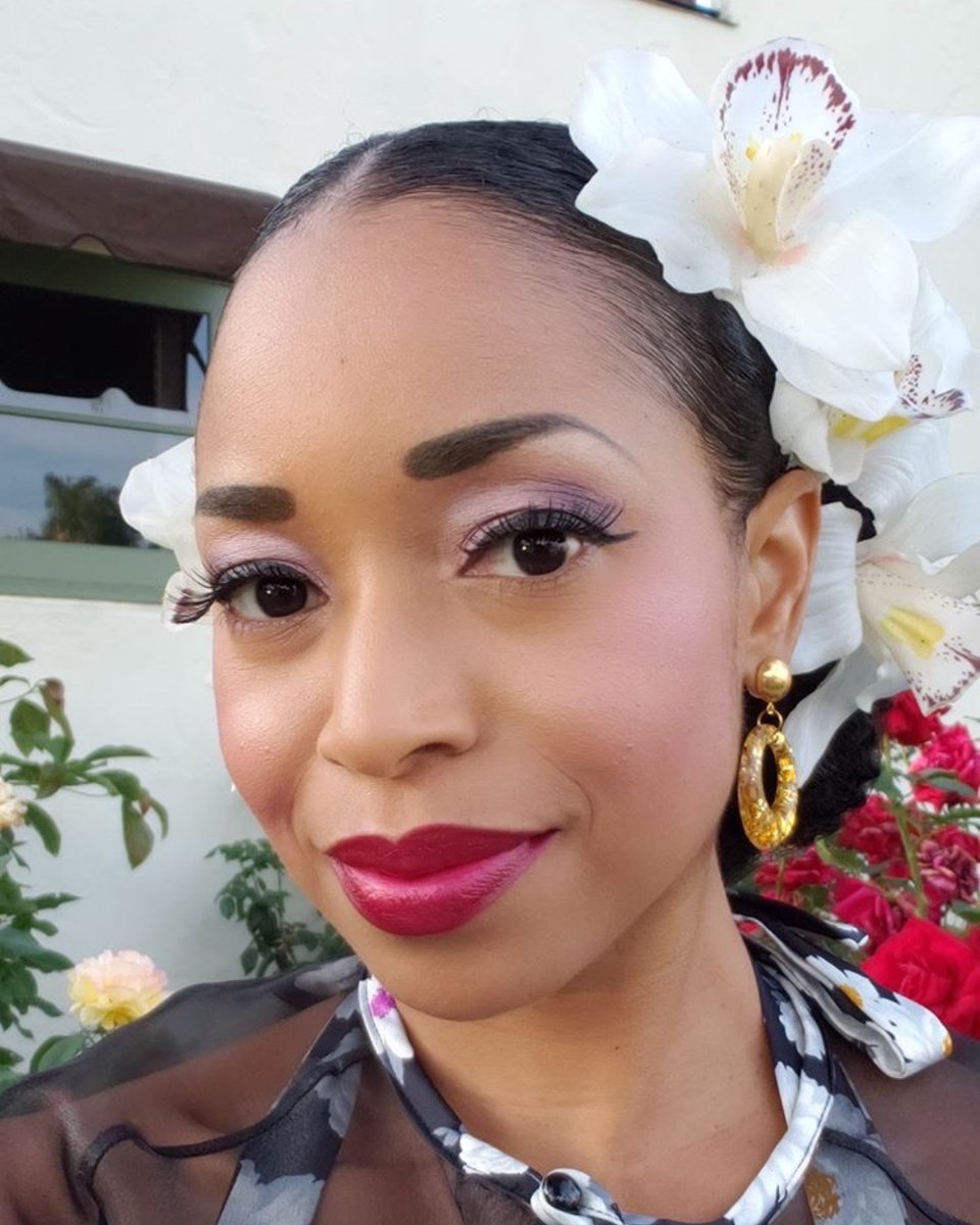 BesameCosmetics's tweet image. Tune in tomorrow as @missgolden_lady and @jene_withanaccent guide us through a lovely lilac eye look! Join us live to ask questions and get an exclusive discount.
Tues July 28th 1PM PDT
Live on YouTube!

#makeuptutorial #livetutorial