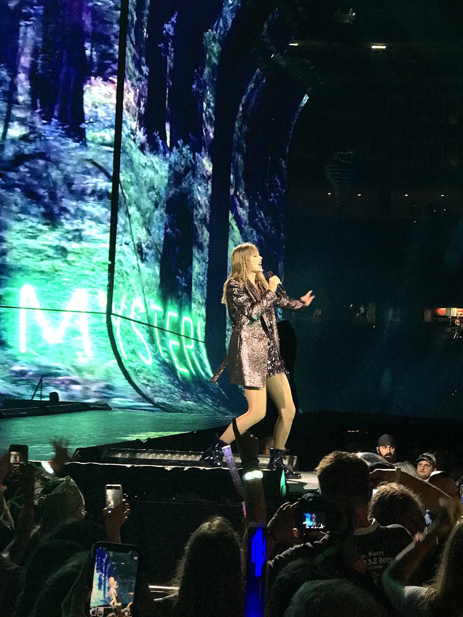 ohhaimegan's tweet photo. @GilletteStadium @taylorswift13 I miss it so much!! π #repTourFoxborough https://t.co/Lo8xjb8PpI