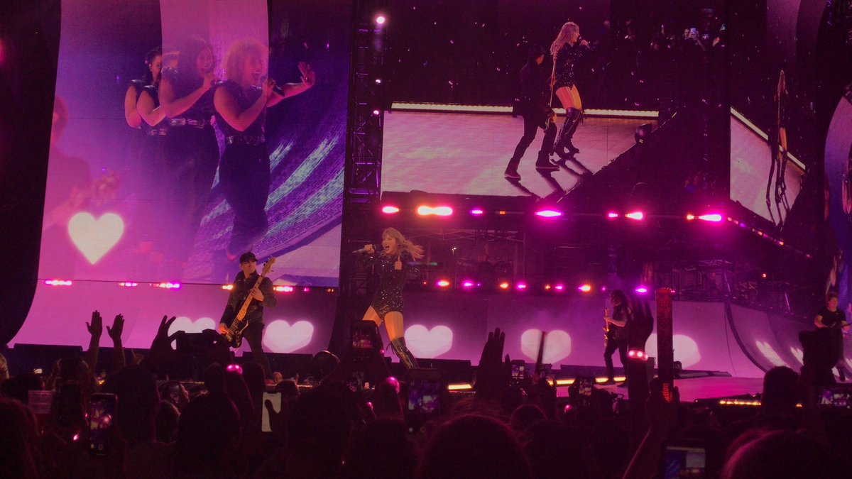 ohhaimegan's tweet photo. @GilletteStadium @taylorswift13 I miss it so much!! π #repTourFoxborough https://t.co/Lo8xjb8PpI
