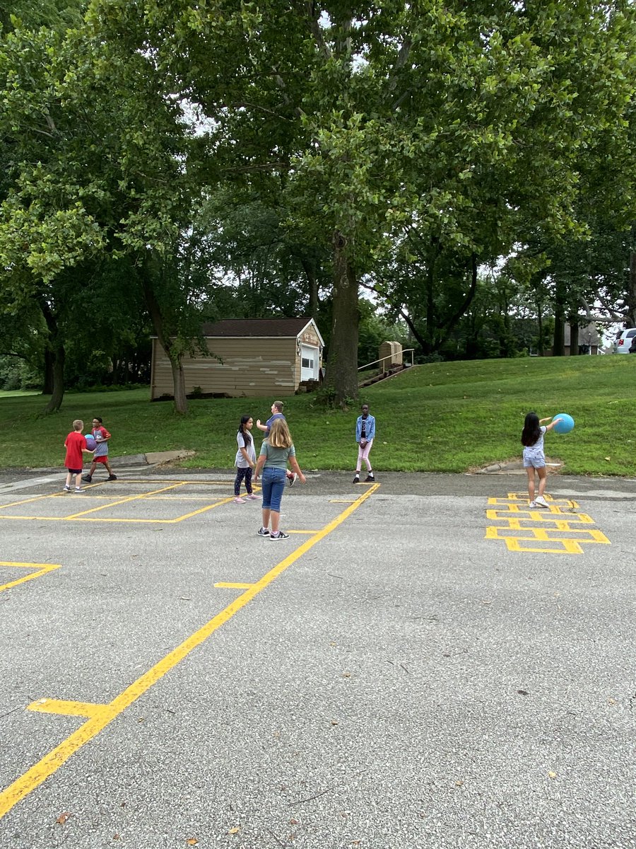 LearnWithMrCota's tweet photo. Kiddos playing volleyball, using the line as a net 🏐. Creative recess ideas! #CrestviewProud #GameChangers @Crestview_NKC https://t.co/tBhNpWWYxe